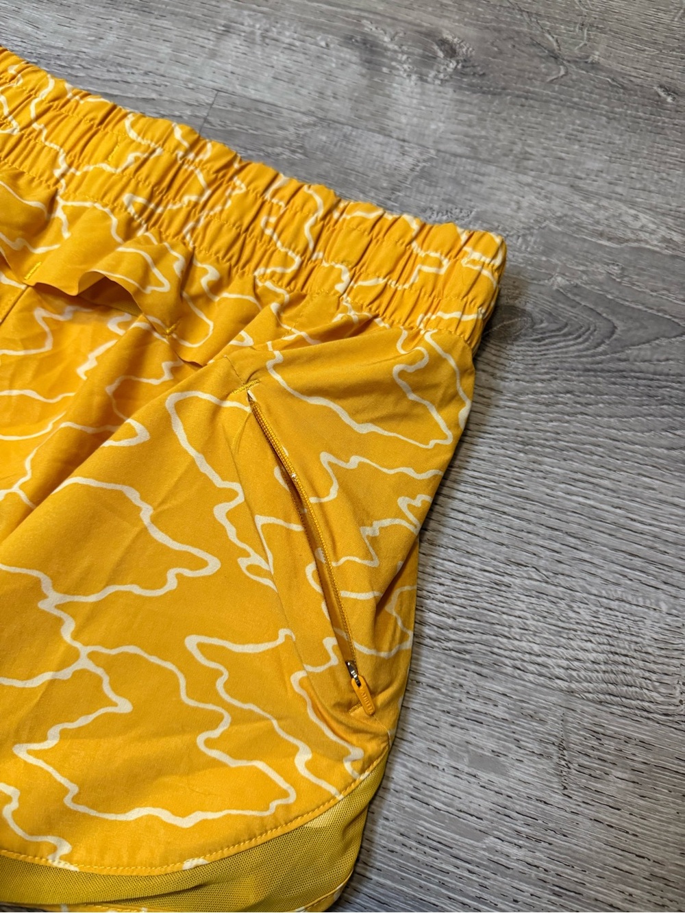•ATHLETA• PRINTED MESH RACER RUN 4” SHORTS - Picture 6 of 7